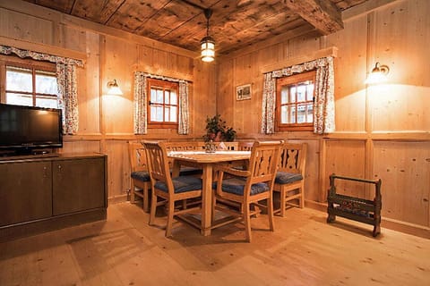 TV and multimedia, Seating area, Dining area