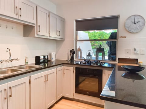 Kitchen or kitchenette, pet friendly, stove, toaster