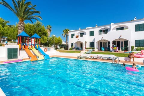 Property building, Garden, Balcony/Terrace, Swimming pool, Swimming pool, children, sunbed