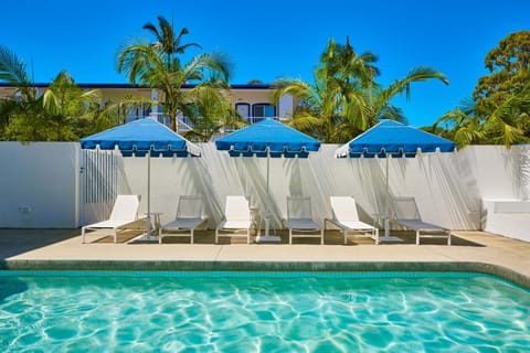 Swimming pool, sunbed
