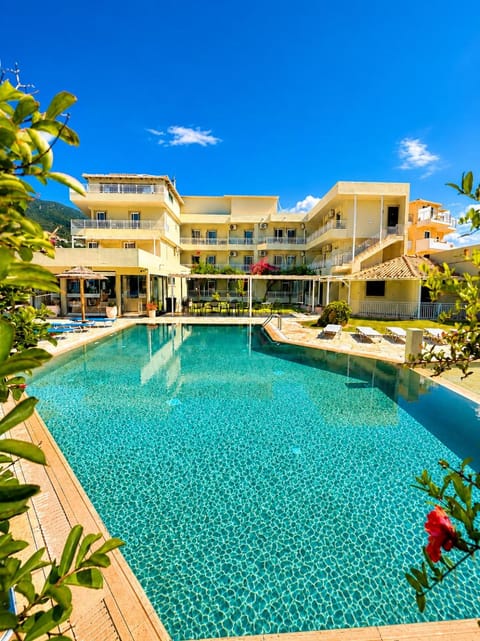 Property building, Day, Swimming pool, sunbed