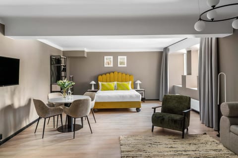 Bed, TV and multimedia, Living room, Photo of the whole room, Seating area, Bedroom