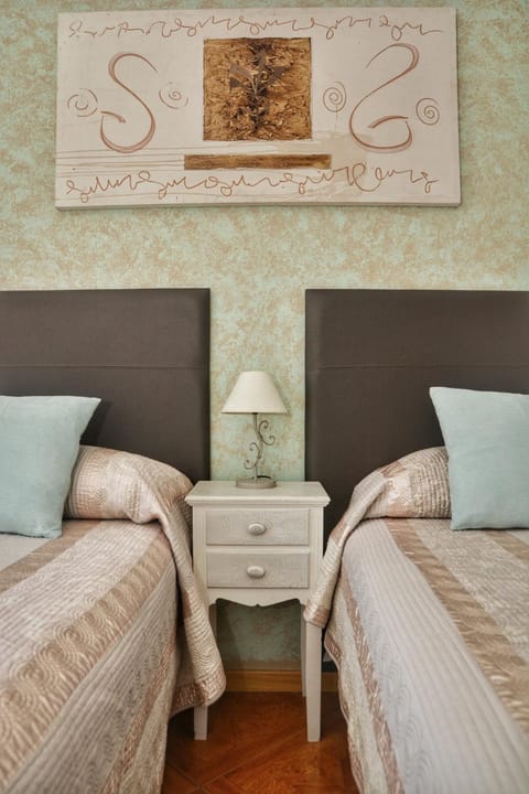 Hostal la Colegiata Bed and Breakfast in Vigo