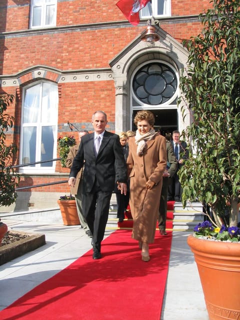 Facade/entrance, Day, Guests, group of guests