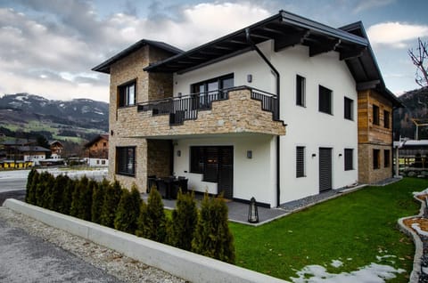 Facade/entrance, Garden, Balcony/Terrace