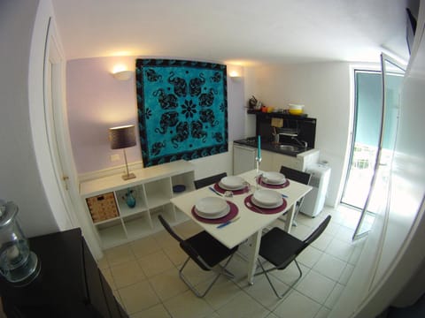 Day, Dining area