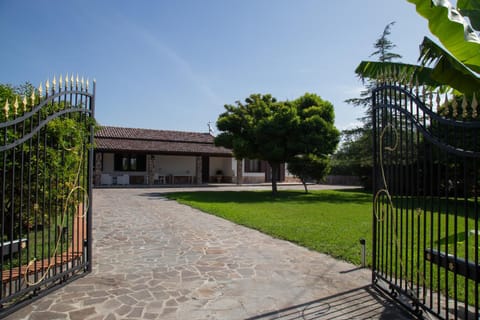 Facade/entrance, Garden