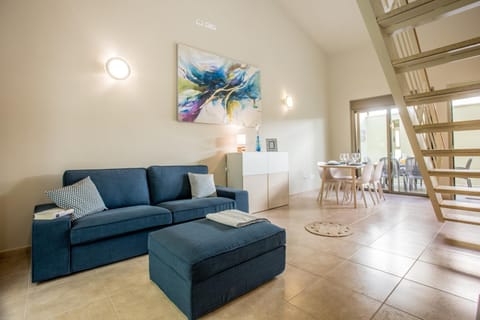 Living room, Photo of the whole room, Dining area, On site