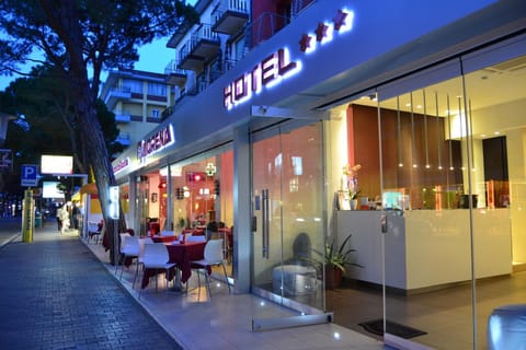 Restaurant/places to eat, Facade/entrance