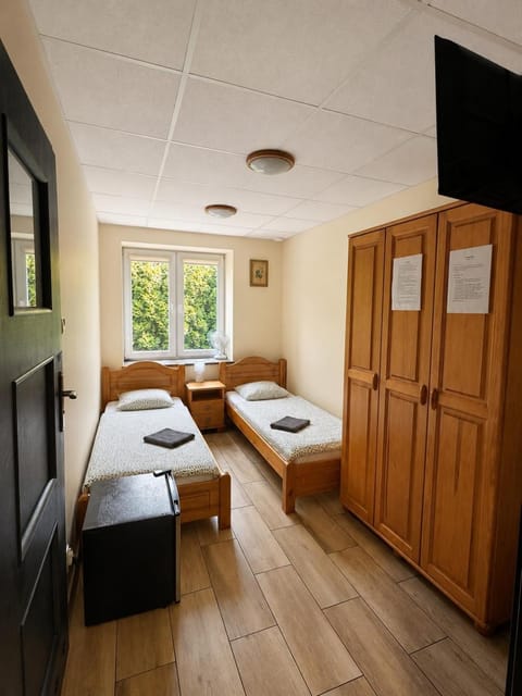 Bed, TV and multimedia, Photo of the whole room, wardrobe