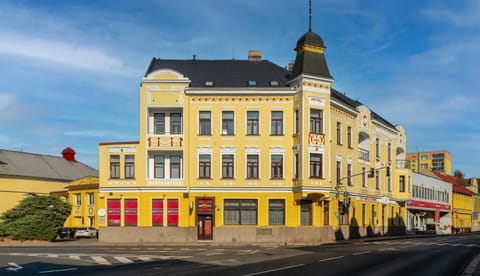Property building, Neighbourhood, Location