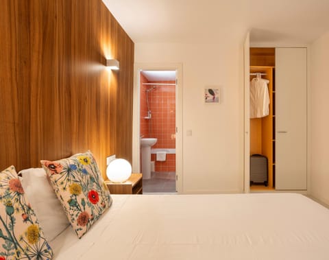 Bed, Bathroom, Photo of the whole room, Bedroom, City view, wardrobe