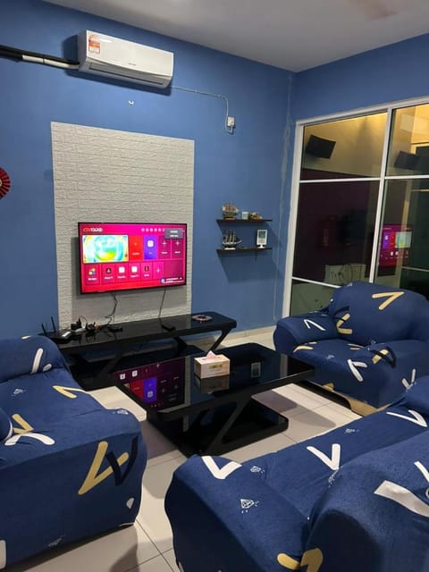 Communal lounge/ TV room, TV and multimedia, Living room, Seating area, Evening entertainment, air conditioner