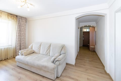 TV and multimedia, Living room, Seating area, Guests, air conditioner