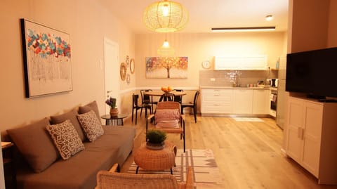 TV and multimedia, Kitchen or kitchenette, Living room, Seating area, Dining area