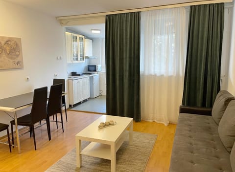 Kitchen or kitchenette, Living room, Seating area, Dining area, minibar, stove