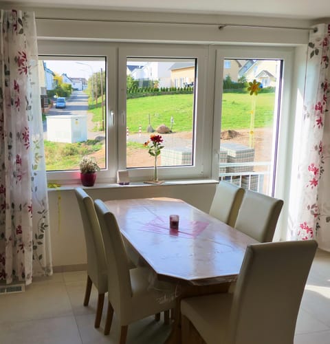 Photo of the whole room, Decorative detail, Garden view