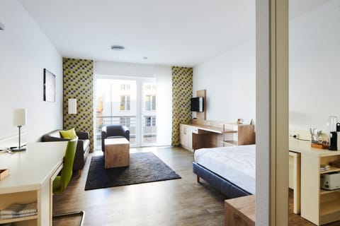 Bed, TV and multimedia, Balcony/Terrace, Photo of the whole room, Seating area, Dining area, Bedroom