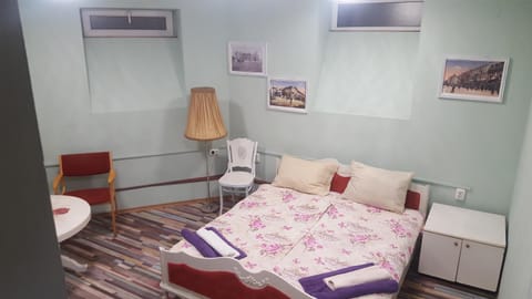 Bed, Living room, Photo of the whole room, Bedroom, towels