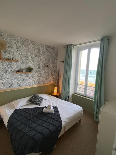 Bed, Photo of the whole room, Bedroom, Sea view, towels