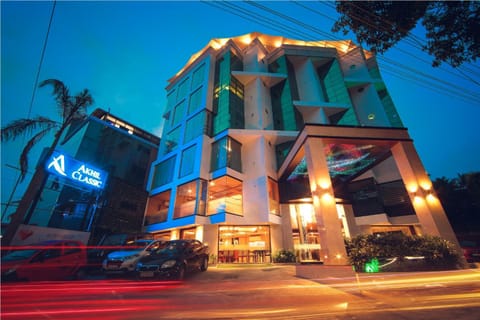 Property building, Facade/entrance, Night, City view, Landmark view, Location, Parking
