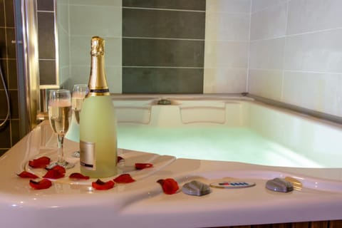 Massage, Sauna, Steam room, Spa and wellness centre/facilities, Drinks