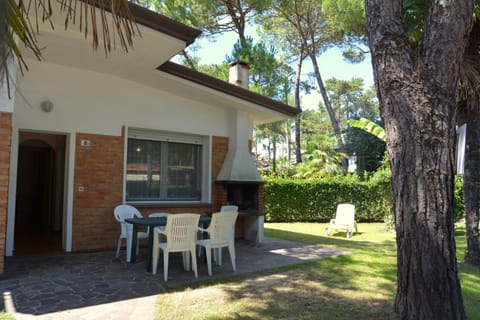 Property building, Garden, Dining area