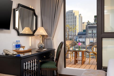 Day, Balcony/Terrace, Living room, Seating area, Dining area, City view
