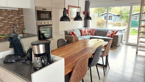 Seating area, Dining area