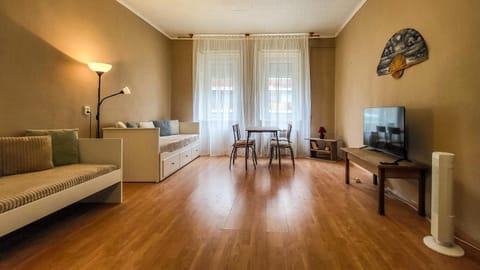 Communal lounge/ TV room, TV and multimedia, Living room, Seating area, Dining area, Evening entertainment