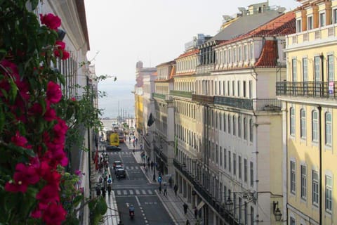 Day, Neighbourhood, City view, Landmark view, River view, Street view, Location