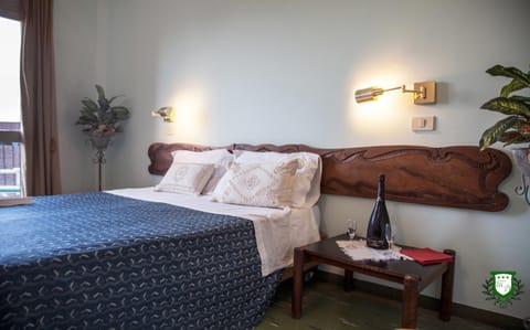 Bed, Decorative detail, Alcoholic drinks