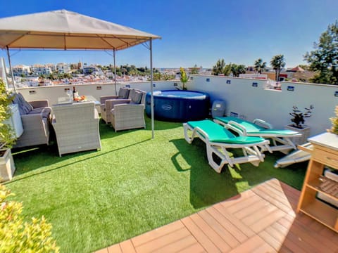 BBQ facilities, View (from property/room), View (from property/room), Balcony/Terrace, City view, City view, sunbed