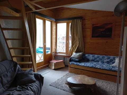 Deux Pièces Atypique à 20m des Pistes avec Parking Inclus - FR-1-449-65 Apartment in Tignes