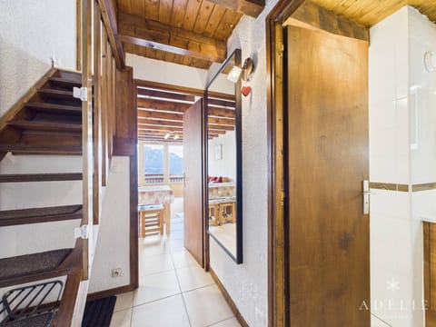 Duplex rénové avec balcon et parking, à 100m des pistes - FR-1-398-529 Apartment in Montvalezan