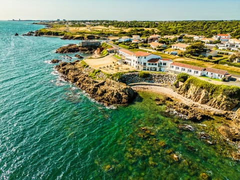 Property building, Restaurant/places to eat