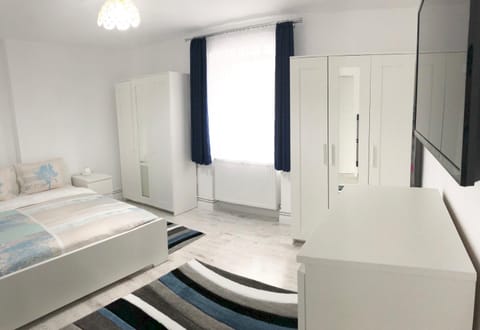 Bed, TV and multimedia, Seating area, Area and facilities