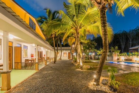 Facade/entrance, Balcony/Terrace, Pool view