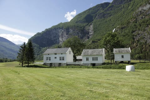 Facade/entrance, Area and facilities
