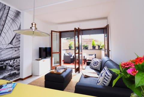 TV and multimedia, Balcony/Terrace, Living room, Seating area, Bedroom