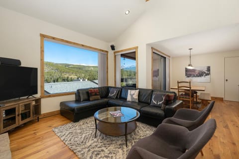 Day, TV and multimedia, View (from property/room), Living room, Seating area, Mountain view, furniture