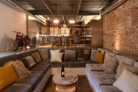 TV and multimedia, Kitchen or kitchenette, Living room, Seating area, Dining area