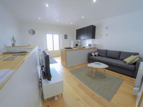 TV and multimedia, Kitchen or kitchenette, Living room, Seating area