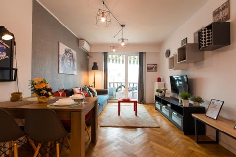TV and multimedia, Living room, Seating area, Dining area, Evening entertainment