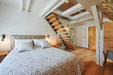 Bed, Photo of the whole room, Decorative detail, Decorative detail