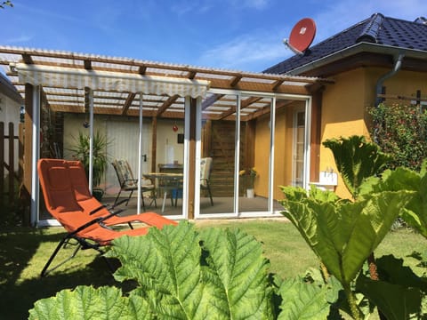 Garden, Decorative detail, Seating area, Dining area, Garden view