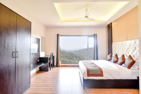 Bed, Natural landscape, TV and multimedia, Photo of the whole room, Bedroom