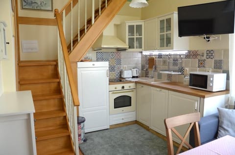 Coffee/tea facilities, Kitchen or kitchenette, Dining area, dishwasher, oven, stove, toaster, dryer