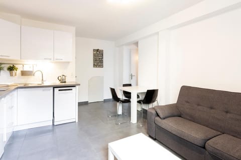Kitchen or kitchenette, Living room