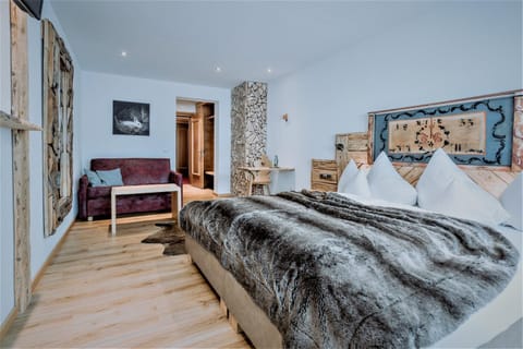 Bed, Photo of the whole room, Seating area, Bedroom